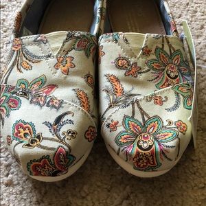 Tan & orange paisley Toms flats